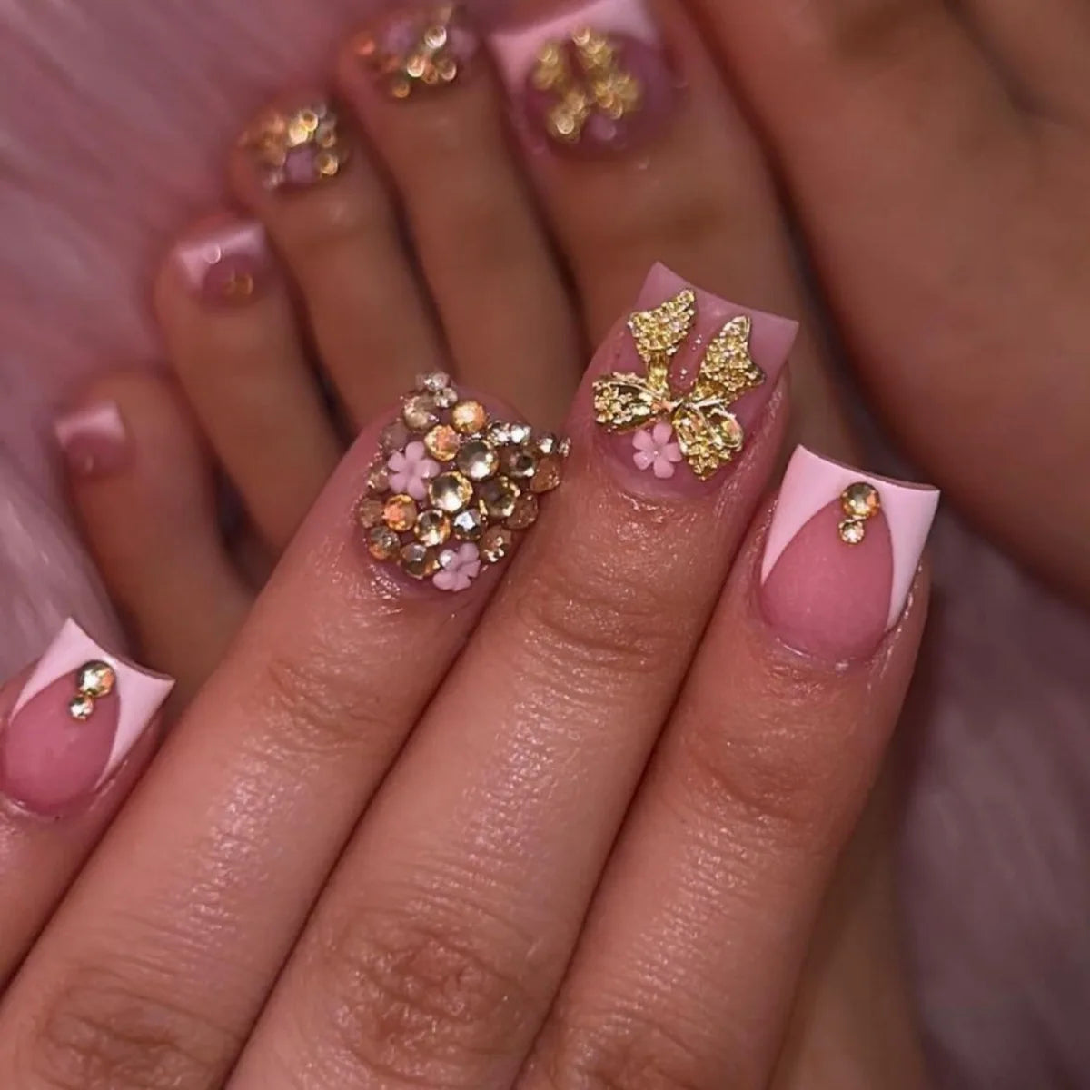 24Pcs Short Square Head French False Nails Rhinestone Flower Bow Design Fake Nails Press on Detachable Full Cover Nails Tips Art