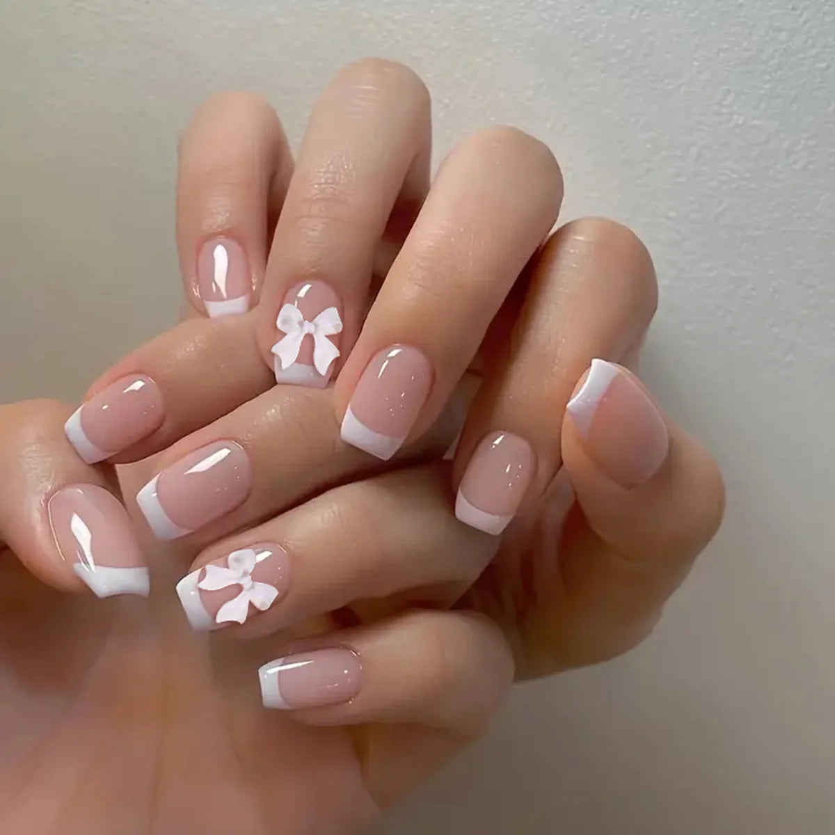 24Pcs Short Square Head French False Nails Rhinestone Flower Bow Design Fake Nails Press on Detachable Full Cover Nails Tips Art