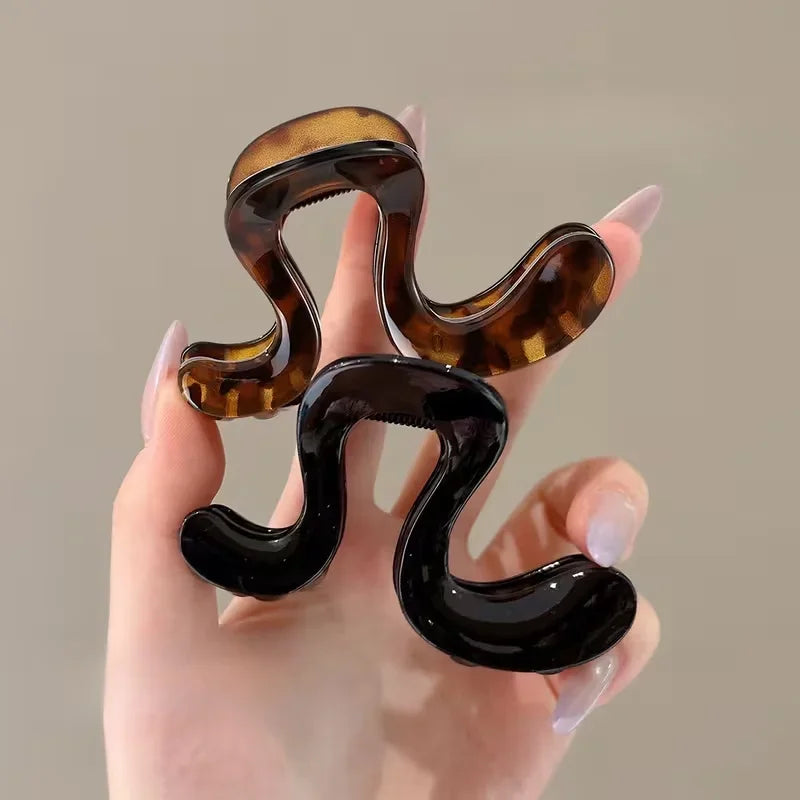 Elegant Curved Hairpin
